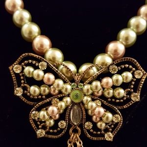 🔮Butterfly simulated pearls necklace